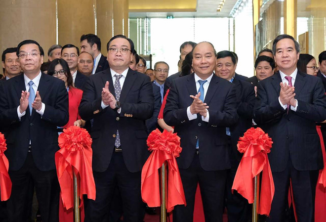 Thủ tướng cùng lãnh đạo bộ, ngành, các đại biểu cắt băng khai trương triễn lãm Smart Industry 2017. Ảnh: VGP.